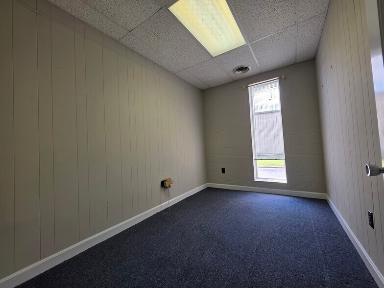 More Photos Of 404 St Andrews Dr, Greenville Office For Lease
