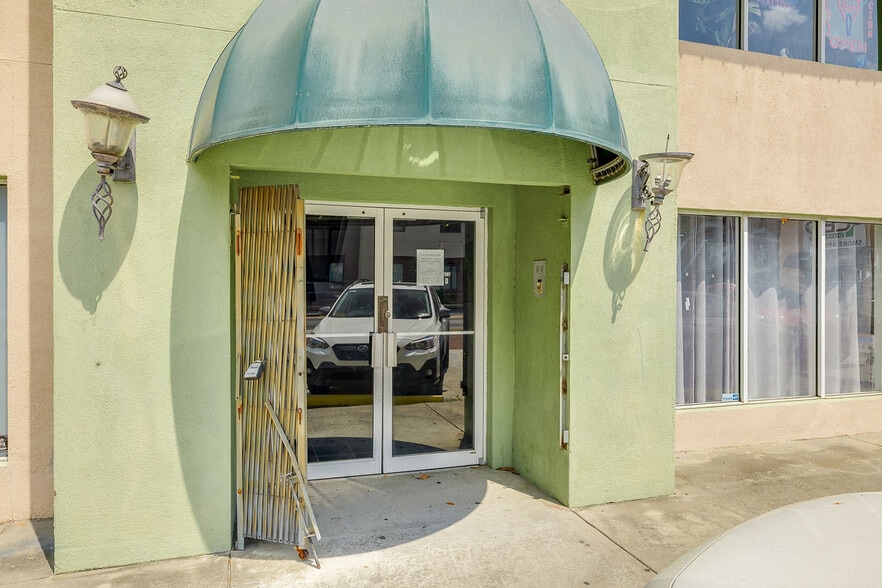 More Photos Of 302 W Victory Dr, Savannah Freestanding For Sale