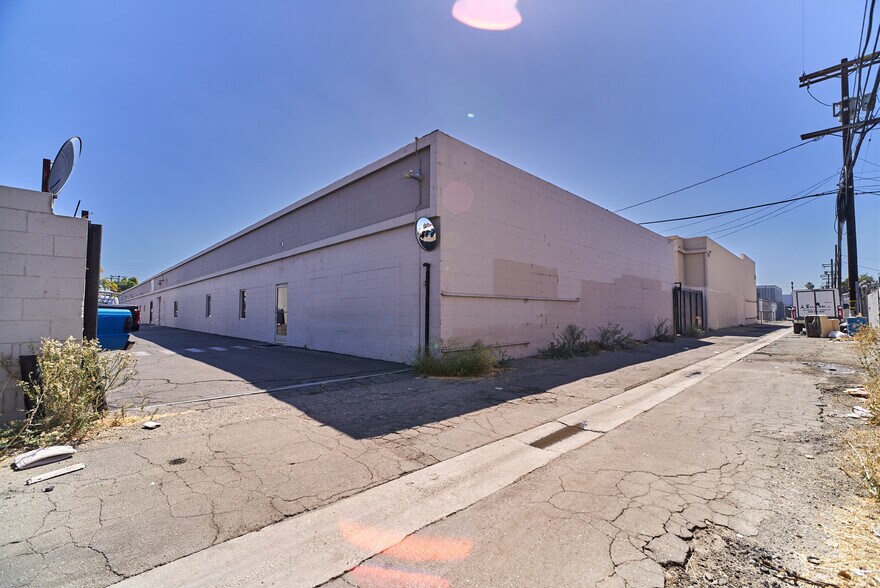 More Photos Of 15013-15019 Califa St, Van Nuys Manufacturing For Lease