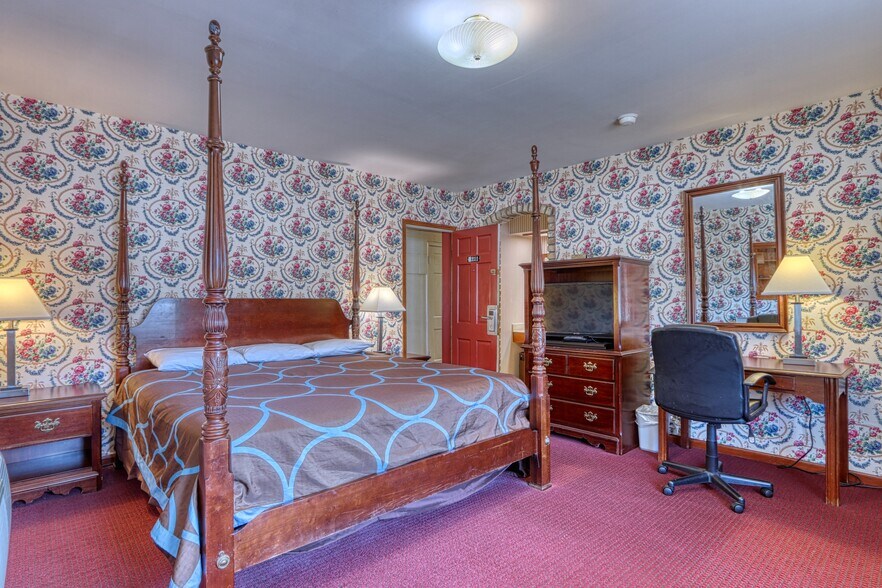 More Photos Of 726 S Highway 35, Saint Croix Falls Hotel For Sale