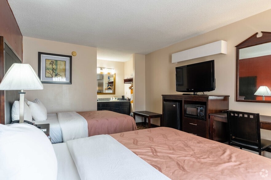 More Photos Of 205 N Highway 301, Jesup Hotel For Sale