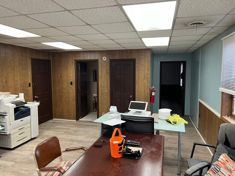 More Photos Of 647 Main St, Thomson Flex For Sale