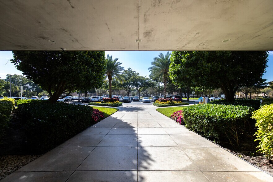 More Photos Of 7771 W Oakland Park Blvd, Fort Lauderdale Office For Lease