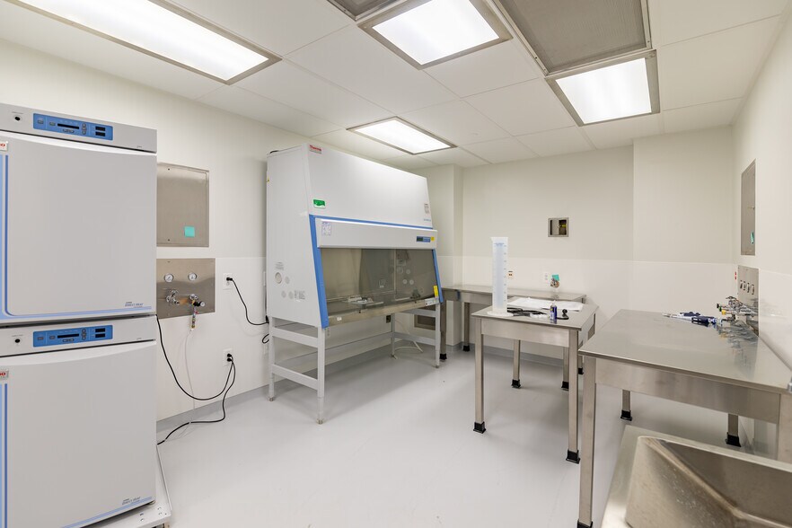 More Photos Of 727 Norristown Rd, Lower Gwynedd Research And Development For Lease