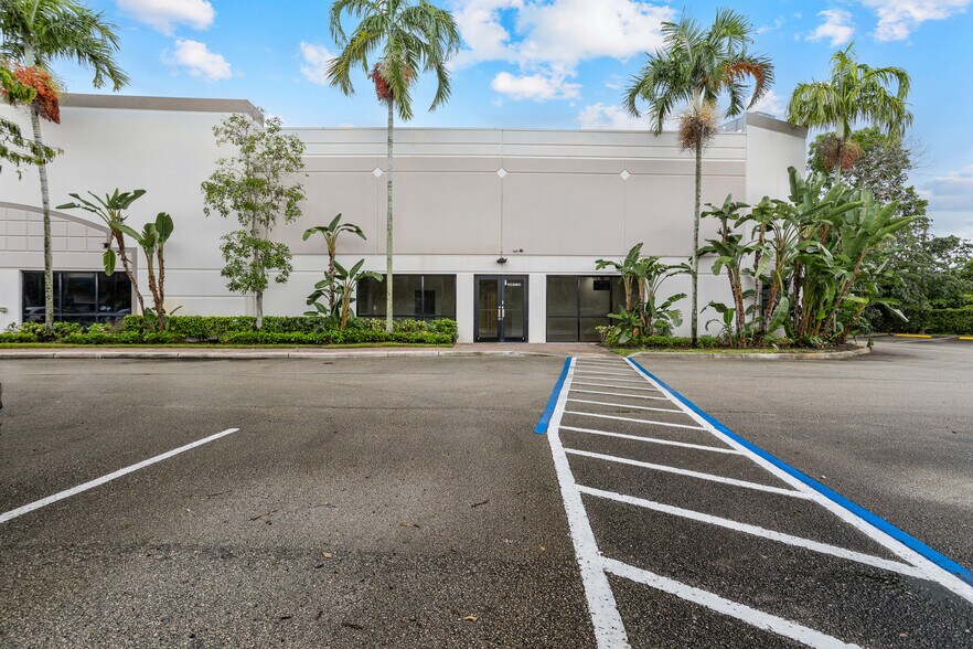 More Photos Of 10300-10380 NW 53rd St, Sunrise Distribution For Lease