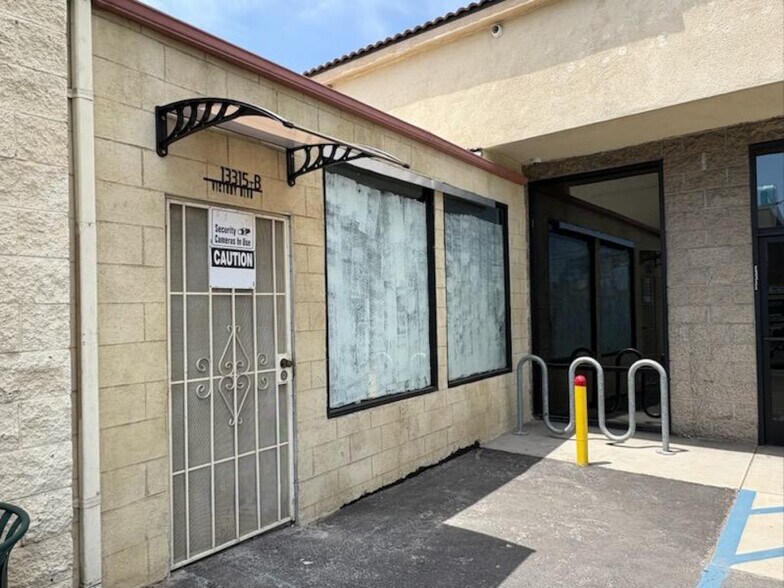 Primary Photo Of 13315 Victory Blvd, Van Nuys Freestanding For Lease