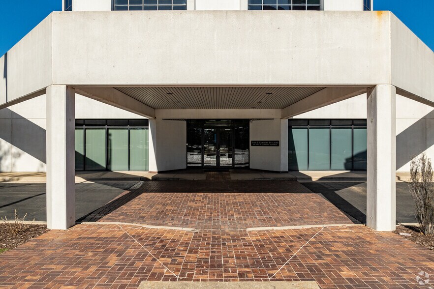More Photos Of 300 John Q. Hammons Pky, Springfield Office For Lease