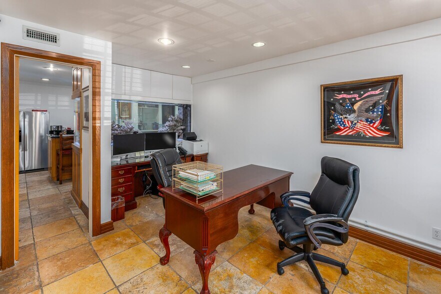 More Photos Of 8752 Holloway Dr, West Hollywood Office For Lease