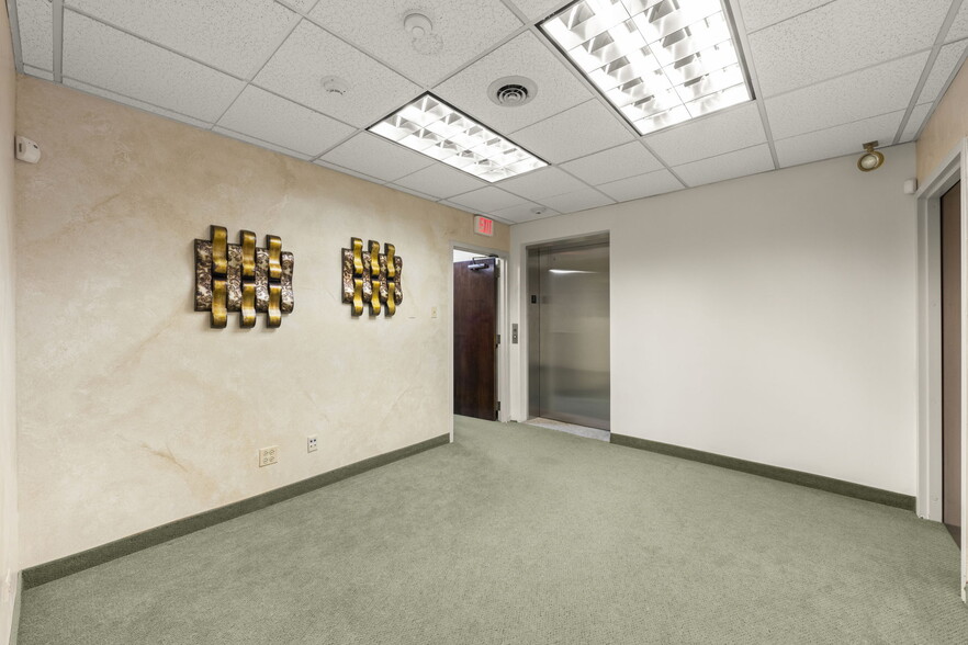 More Photos Of 10S660 Kingery Hwy, Willowbrook Office For Sale