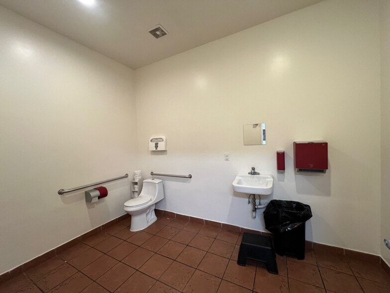 More Photos Of 8803-8811 Amigo Ave, Northridge Warehouse For Lease