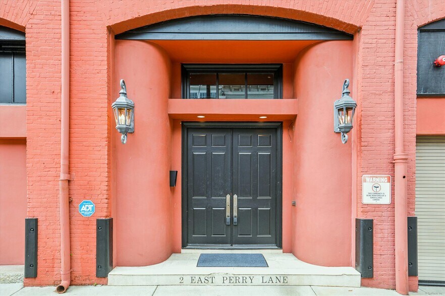 More Photos Of 2 E Perry Ln, Savannah Storefront For Sale