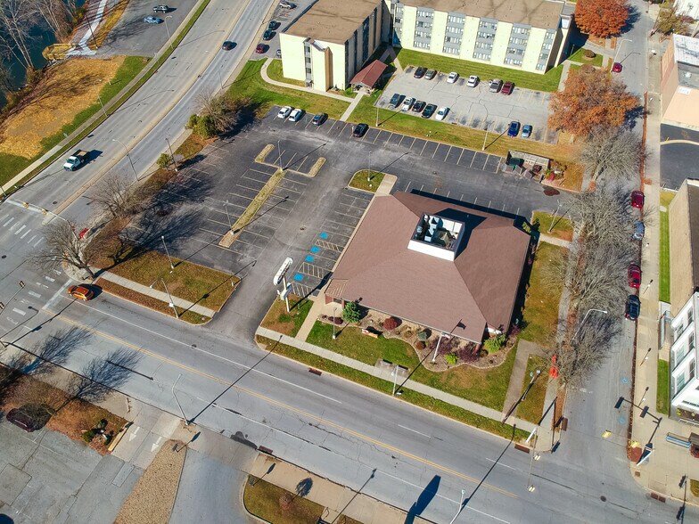 More Photos Of 100 W Washington St, New Castle Restaurant For Lease