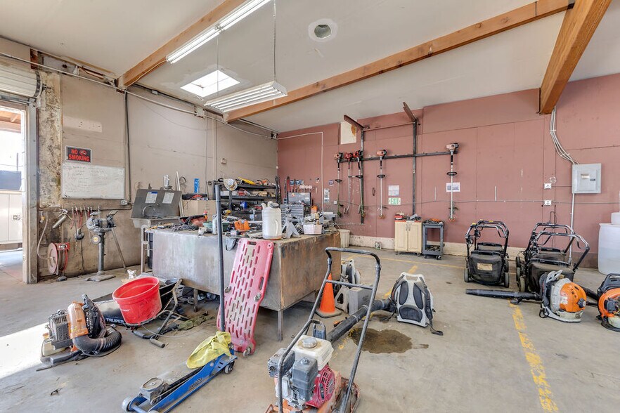 More Photos Of 81500 Industrial Pl, Indio Warehouse For Sale