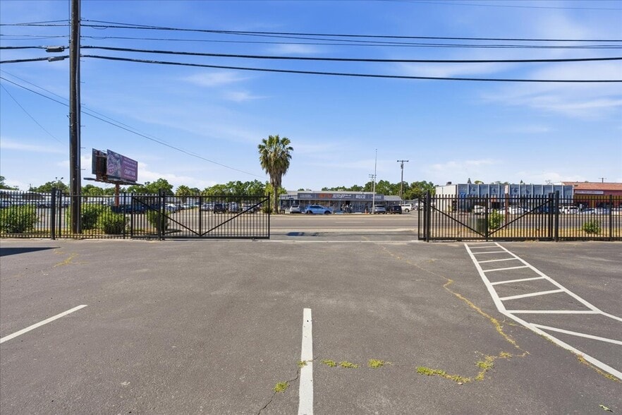 More Photos Of 4554 Auburn Blvd, Sacramento Auto Dealership For Sale