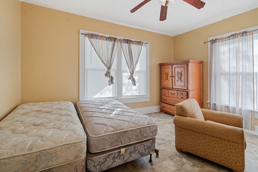 More Photos Of 960 Curry Pl, Macon-Bibb Healthcare For Sale