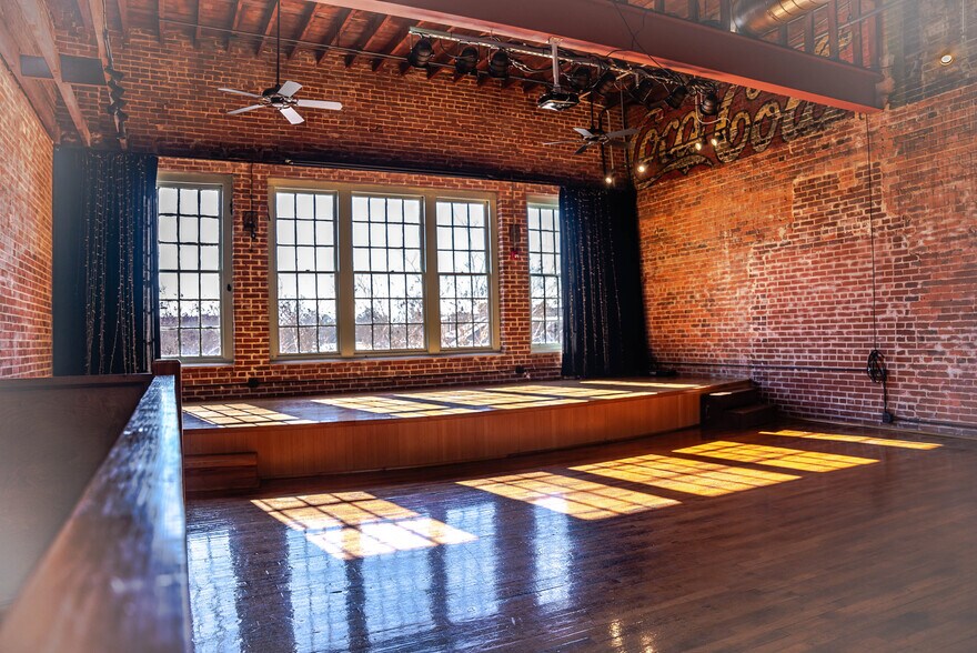 More Photos Of 146 Maxwell Ave, Greenwood Restaurant For Lease