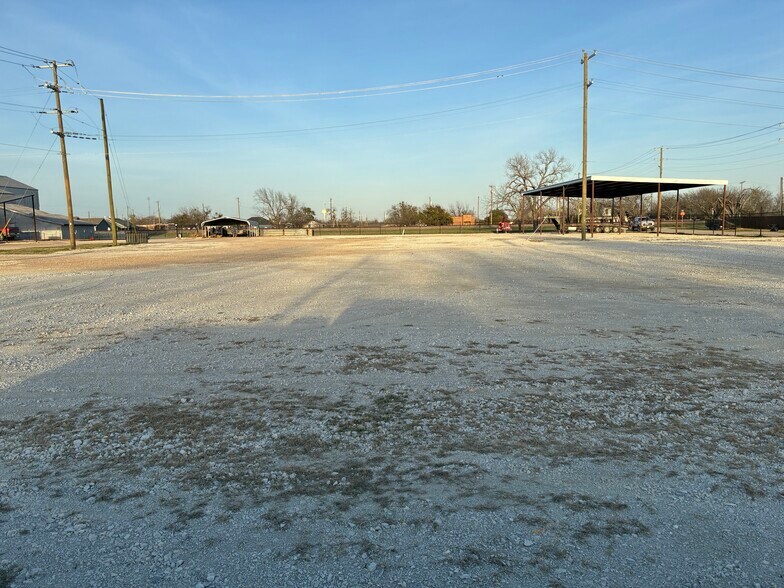 More Photos Of 200 S Wall St, Itasca Land For Lease