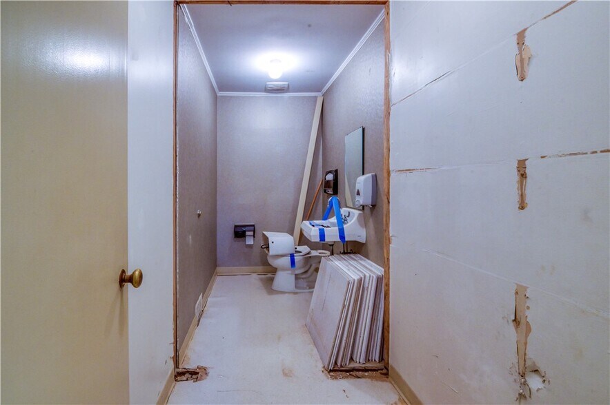 More Photos Of 111 W Pine Grove Rd, Fair Play Office For Sale