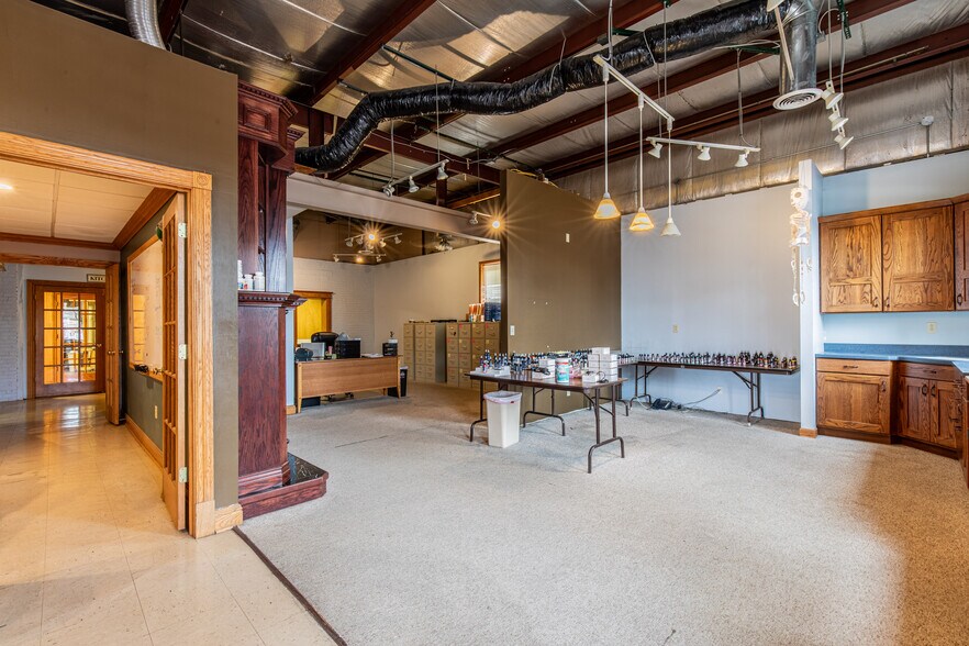 More Photos Of 825 N Pleasant St, Princeton Flex For Sale