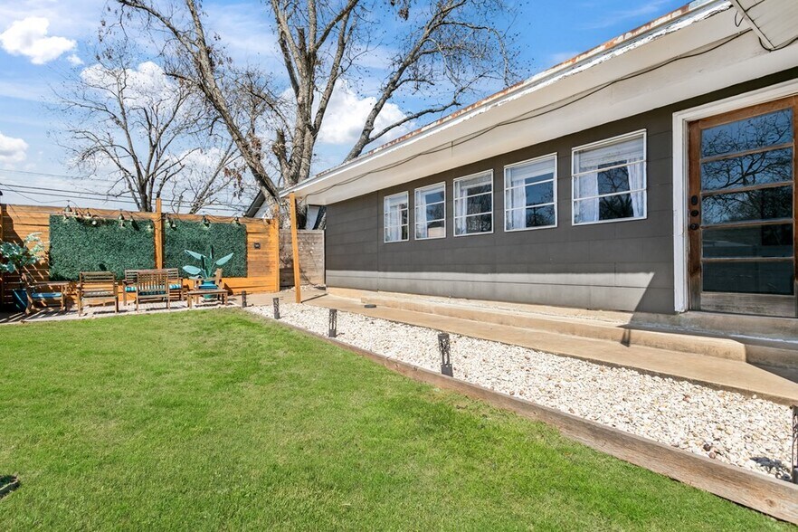 More Photos Of 333 W Burbank St, Fredericksburg Specialty For Sale