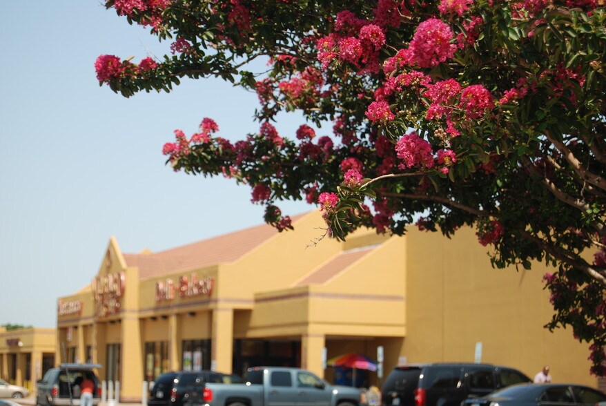 More Photos Of 10121 Lake June Rd, Dallas Unknown For Lease