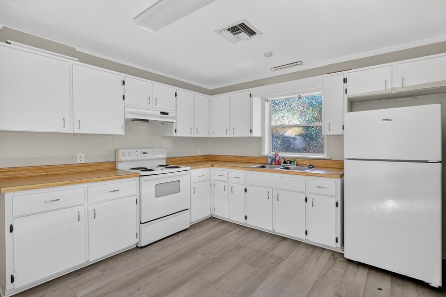 More Photos Of 111 E Lady Lake Blvd, Lady Lake Office For Lease