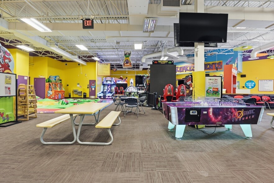 More Photos Of 23520 Overland Dr, Sterling Unknown For Lease