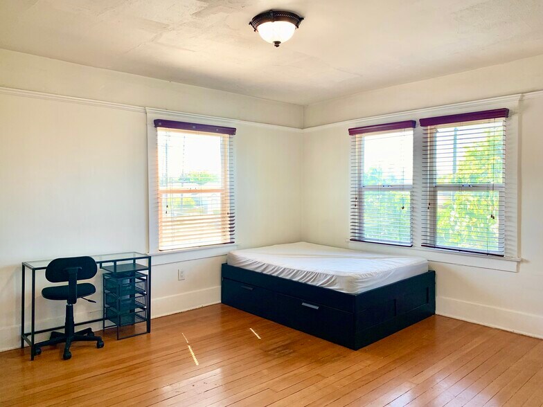 More Photos Of 1327 W 35th St, Los Angeles Apartments For Sale