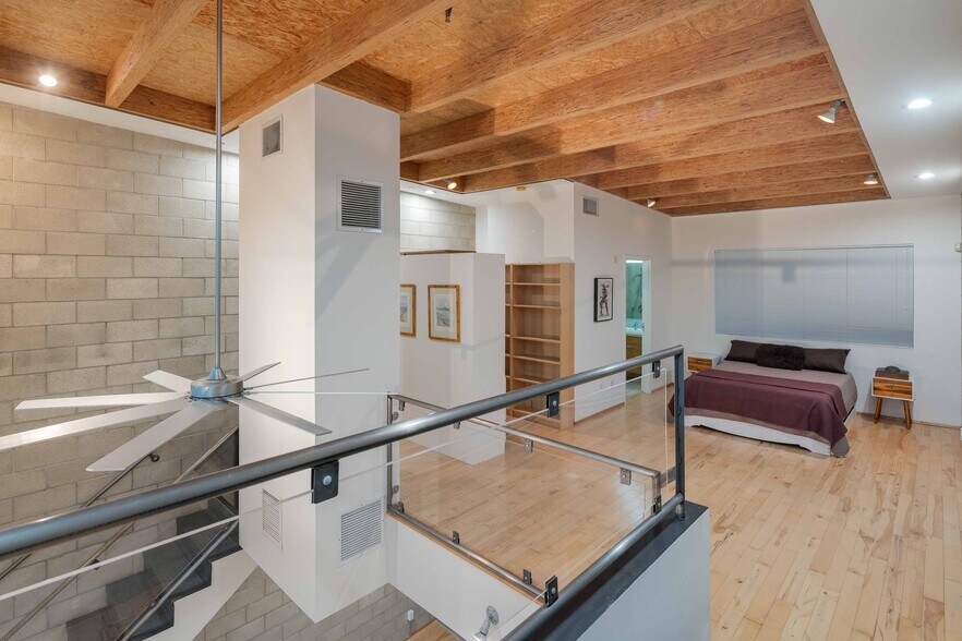 More Photos Of 717 N Highland Ave, Los Angeles Flex For Sale