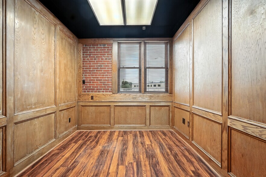 More Photos Of 441 Butternut St, Abilene Office For Sale