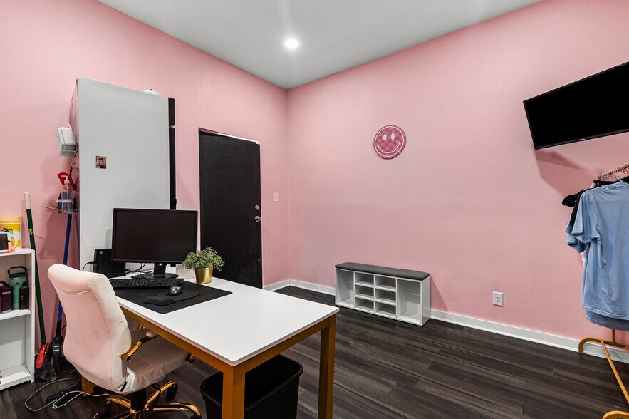 More Photos Of 6854 Old Lorena Rd, Lorena Coworking Space