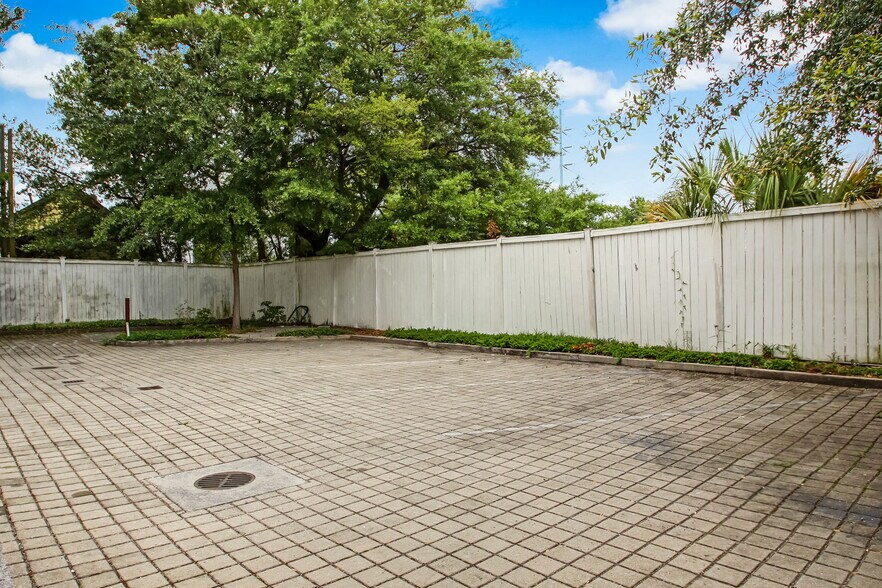 More Photos Of 422 W 43rd St, Savannah Storefront Retail Office For Sale