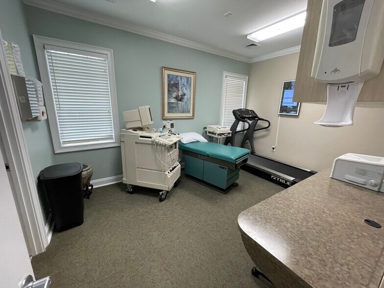 More Photos Of 1611 Flora Ave, Burlington Healthcare For Lease