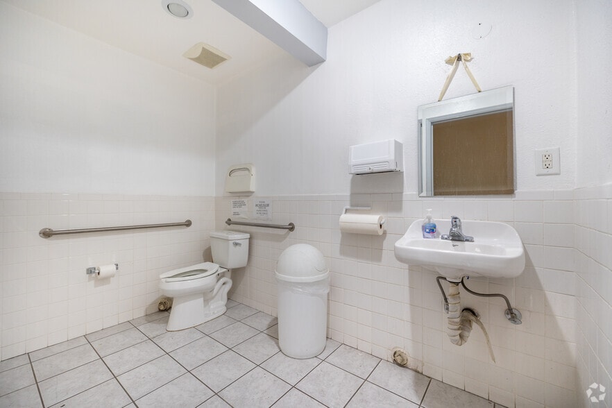 More Photos Of 7540-7544 Balboa Blvd, Van Nuys Unknown For Lease