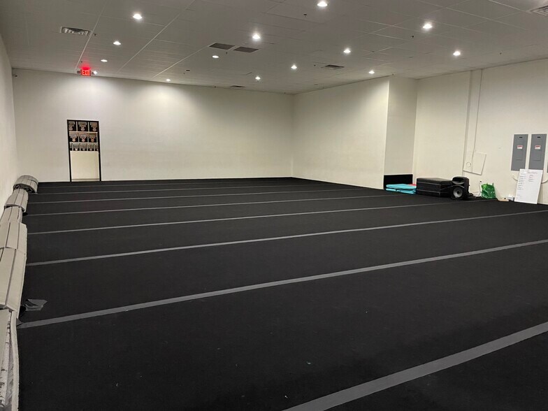 More Photos Of 7091 W Craig Rd, Las Vegas General Retail For Lease