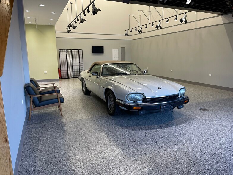 More Photos Of 2108-2260 Ferry Rd, Naperville Showroom For Sale