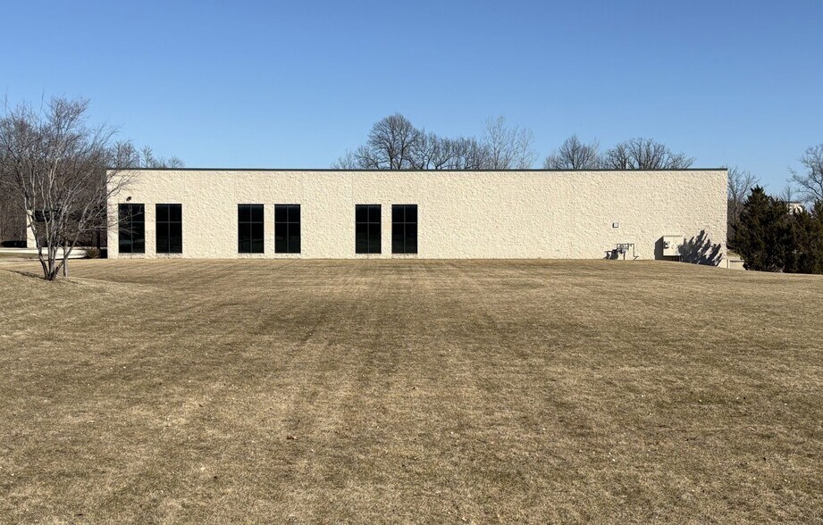 More Photos Of 9980 S Oakwood Park Dr, Franklin Manufacturing For Sale