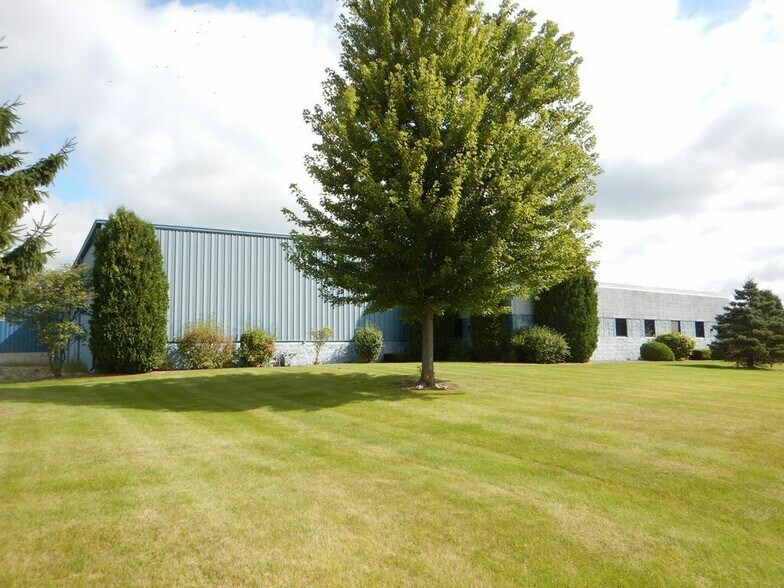 More Photos Of 8624-8626 Hollander Dr, Franksville Warehouse For Sale