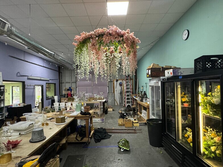 More Photos Of 632 Ralph Ablanedo Dr, Austin Showroom For Lease