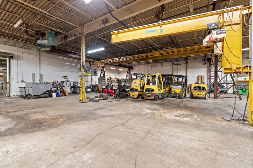 More Photos Of 60 Williams St, Grand River Warehouse For Sale