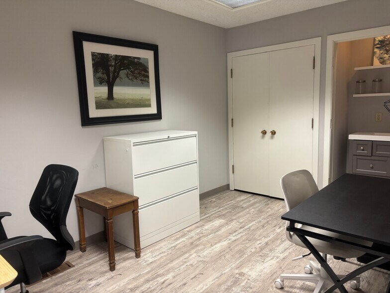More Photos Of 10 S Portage Path, Akron Medical For Lease
