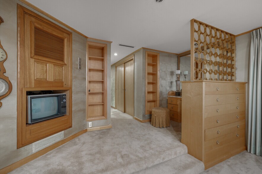 More Photos Of 531 W Main St, Denison Office For Sale