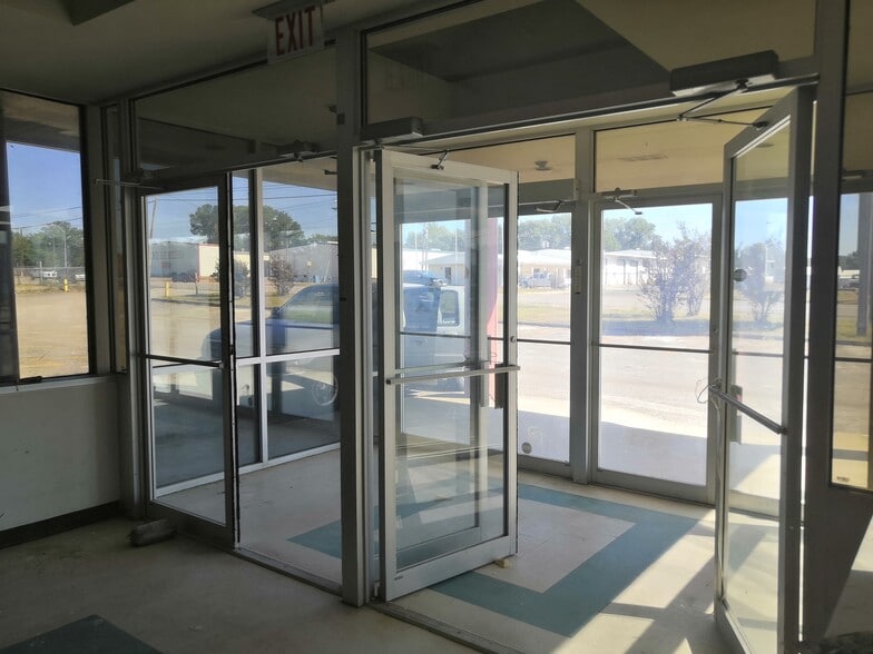 More Photos Of 3215 W Oak St, Palestine Medical For Lease