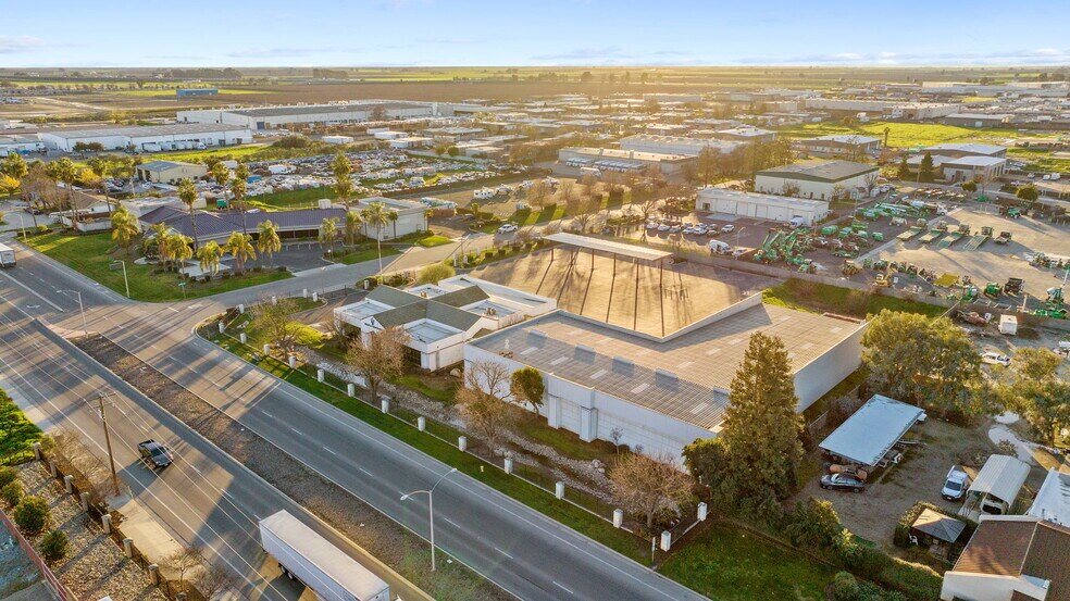 More Photos Of 1123 N Plaza Dr, Visalia Warehouse For Lease