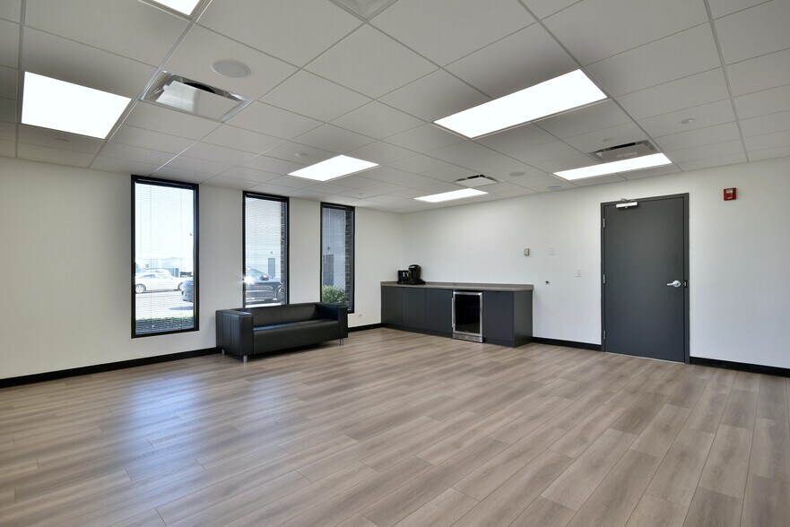 More Photos Of 6363 W 73rd St, Bedford Park Manufacturing For Lease