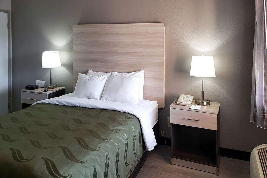 More Photos Of 900 N Yarbrough Dr, El Paso Hotel For Sale