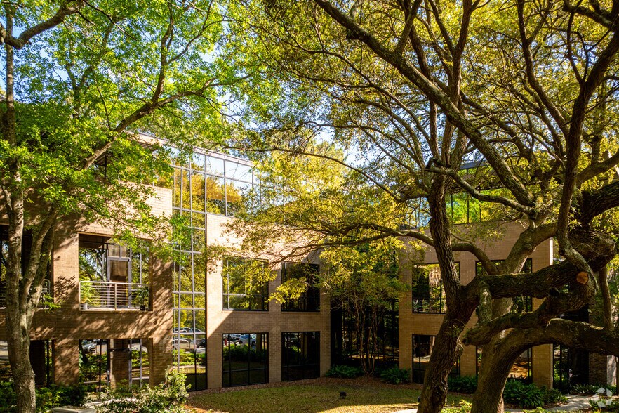 More Photos Of 710 Johnnie Dodds Blvd, Mount Pleasant Medical For Sale