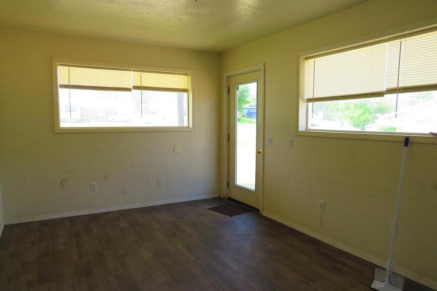 More Photos Of 302 N Business 60, Mansfield Auto Repair For Sale