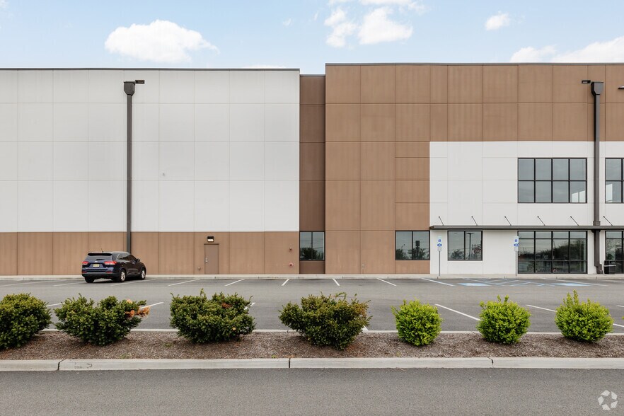 More Photos Of 120 Frontage Rd, Newark Distribution For Lease