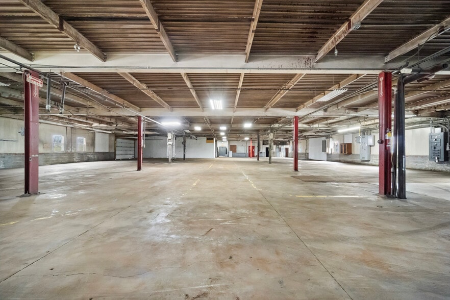 More Photos Of 209 W Main St, Linn Warehouse For Sale